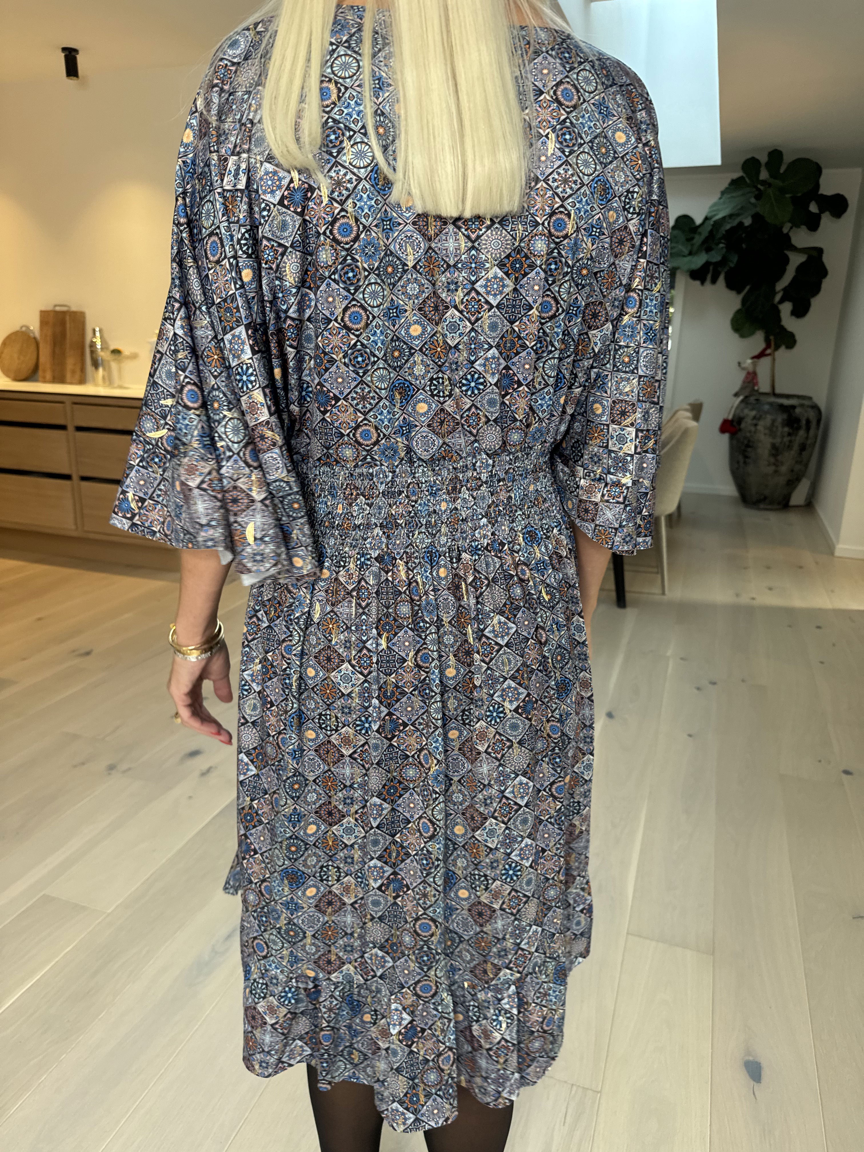 Pamela Mosaic Short - Elastisk kjole med flæser og smock